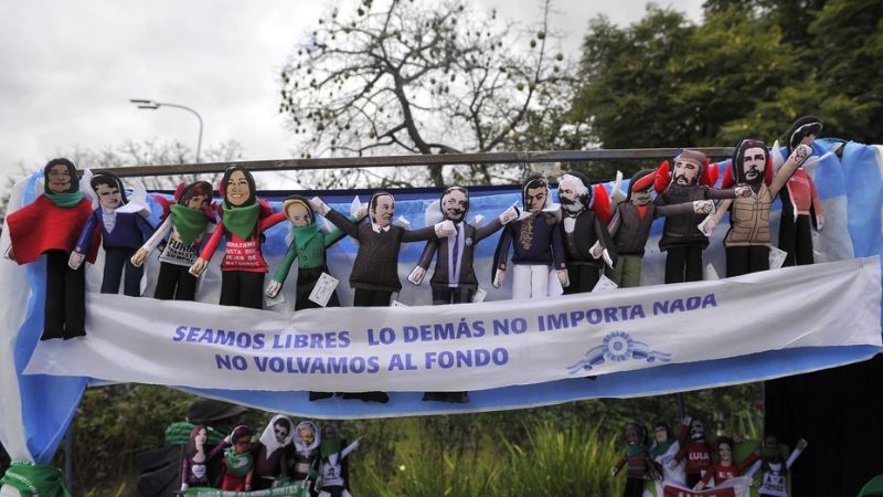 Actores K y dirigentes opositores protestan en el Obelisco contra el Gobierno