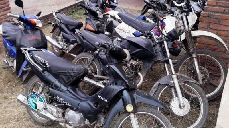 Secuestran más de 20 motos, incautan marihuana y arrestan a dos jóvenes