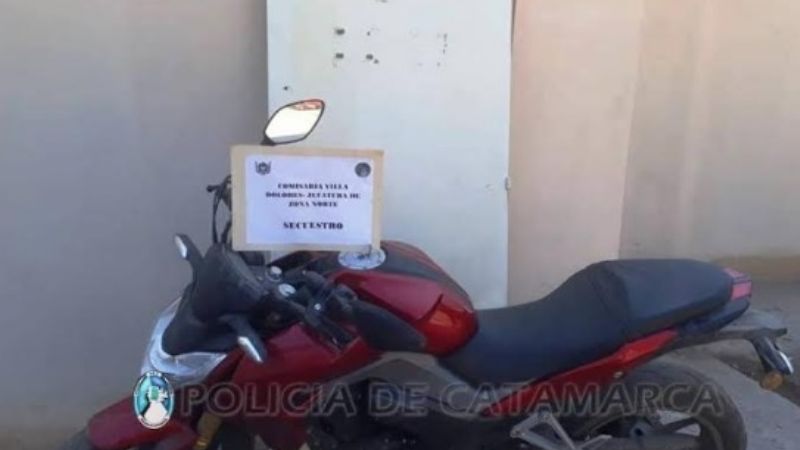 Arrestan a dos jóvenes, secuestran una puerta y una moto