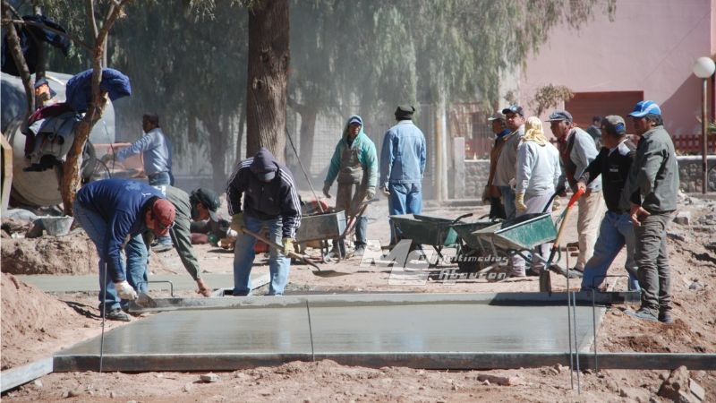Remodelan la plaza principal de Fiambalá