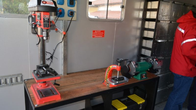 Moderno camión-taller móvil para la reparación de equipos viales