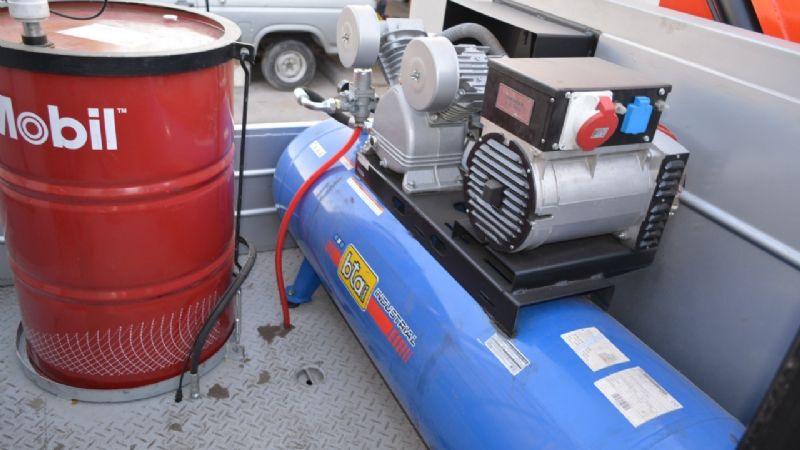 Moderno camión-taller móvil para la reparación de equipos viales