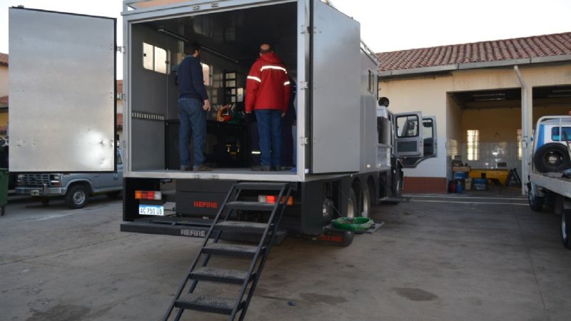 Moderno camión-taller móvil para la reparación de equipos viales