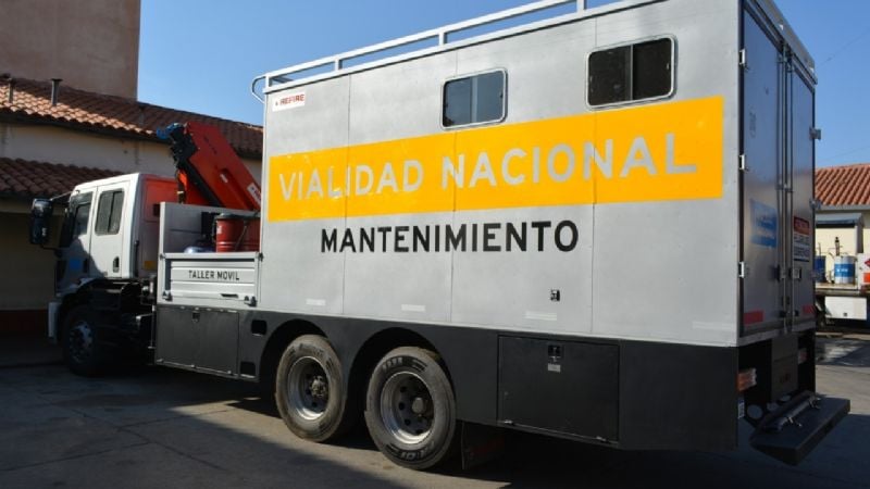 Moderno camión-taller móvil para la reparación de equipos viales