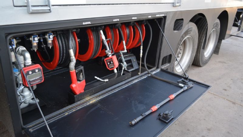 Moderno camión-taller móvil para la reparación de equipos viales