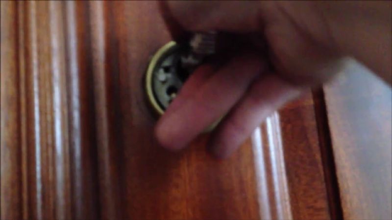 Dejaron encerrada en una casa a una niña de 3 años