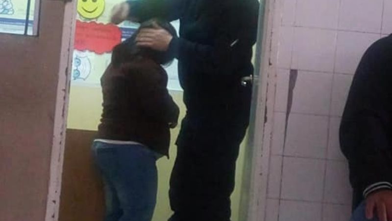 El tierno gesto de un policía