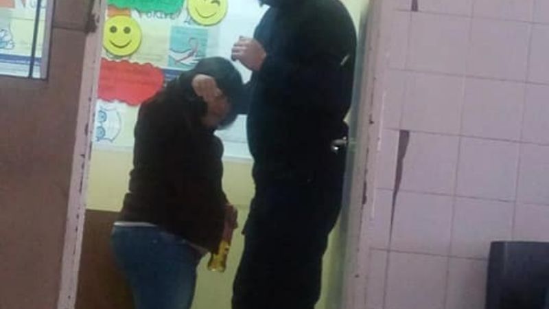 El tierno gesto de un policía