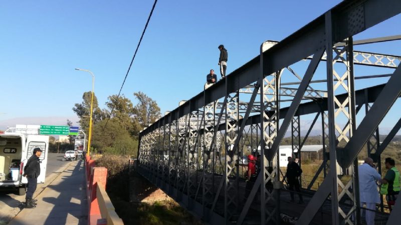 Policías salvaron a un joven que quería tirarse del puente