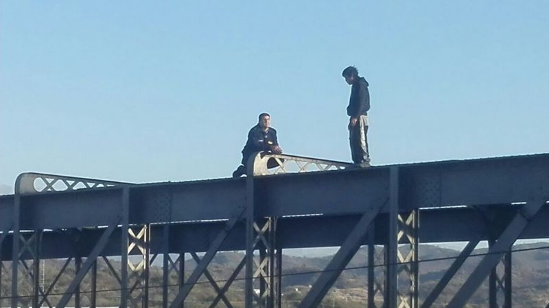 Policías salvaron a un joven que quería tirarse del puente