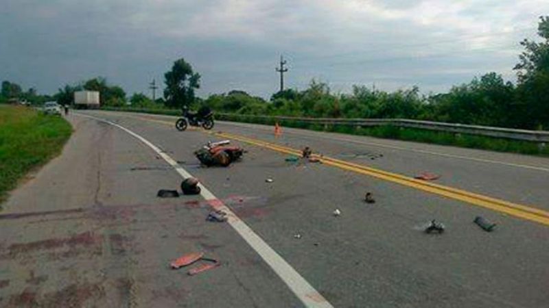 Motociclista chocó contra un camión y murió