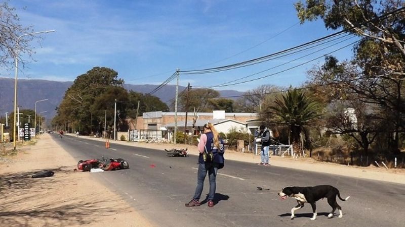 Violento choque entre dos motos