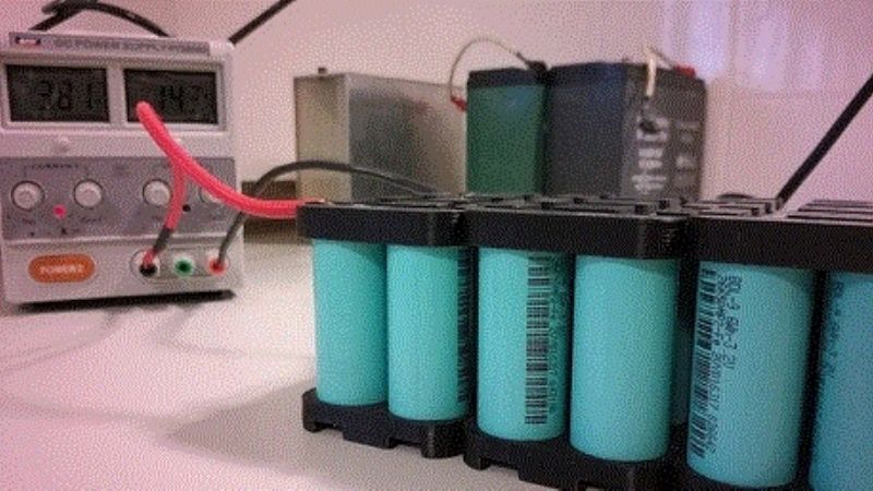 Destacan el desarrollo de una batería de litio para motos eléctricas