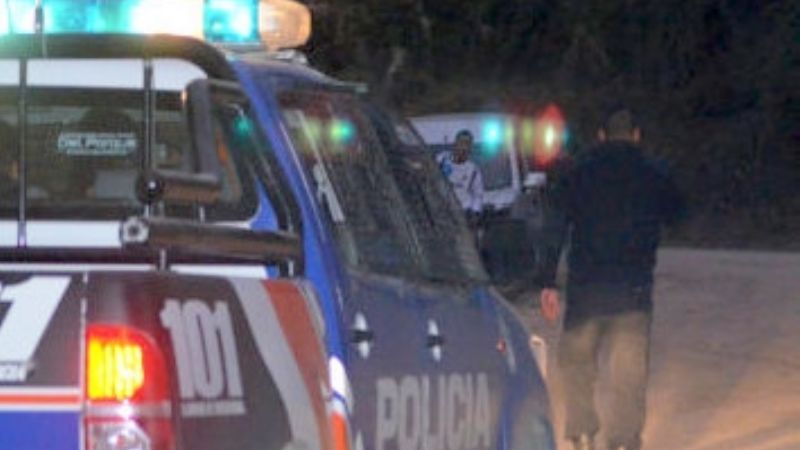 Perdió en control y chocó contra el alambrado de una vivienda