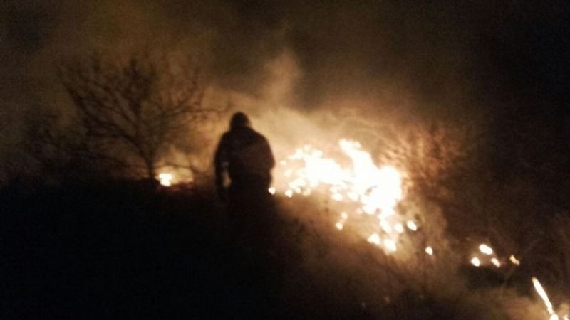 Incendio de pastizales en un descampado