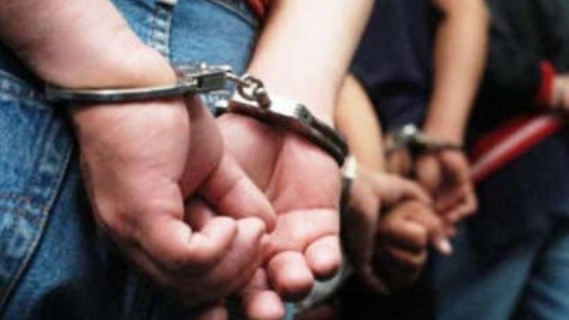 Arrestan a una joven mujer y a un hombre tras protagonizar un desorden