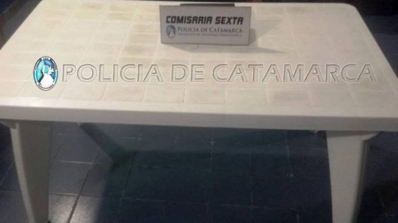 Compró una mesa que era robada, y la entregó a la policía