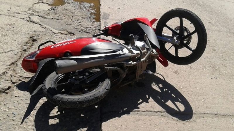 Embistió a un perro y se cayó de la moto