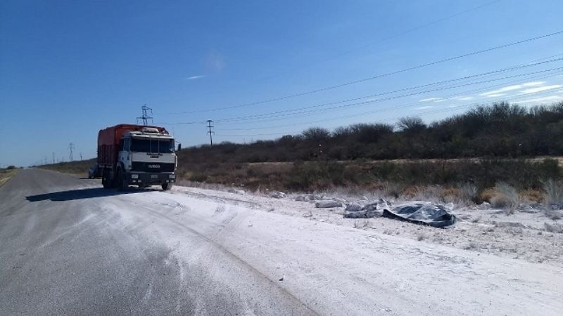 Ruta 20: volcó acoplado cargado con cal