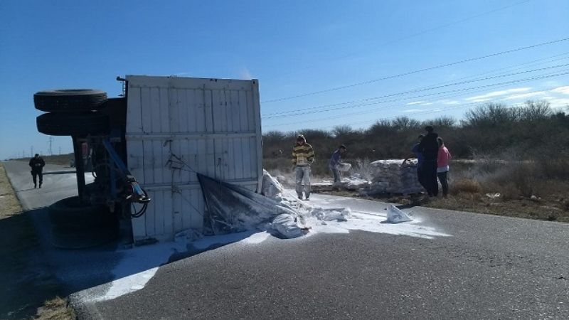 Ruta 20: volcó acoplado cargado con cal