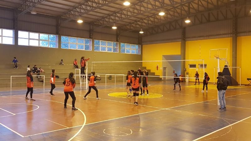 UATRE entregó equipos de voley en Santa María
