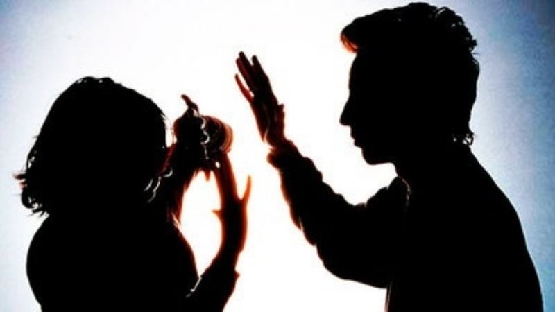 Joven se enojó con su mamá y la golpeó