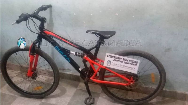 Un joven y un menor andaban en una bicicleta robada