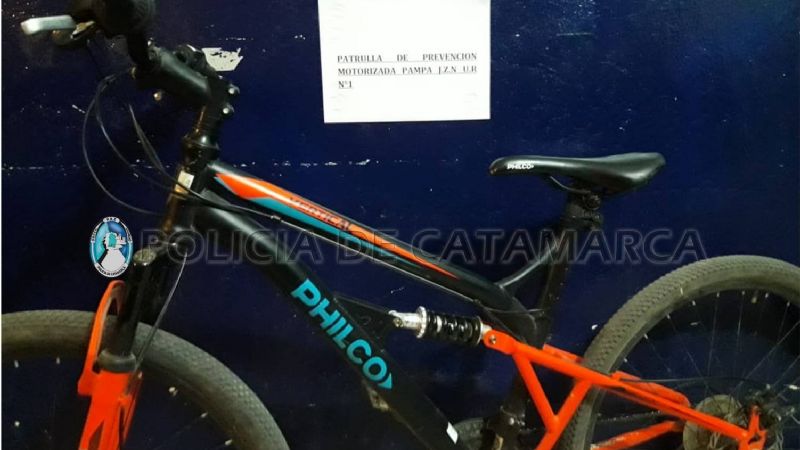 Un joven y un menor andaban en una bicicleta robada