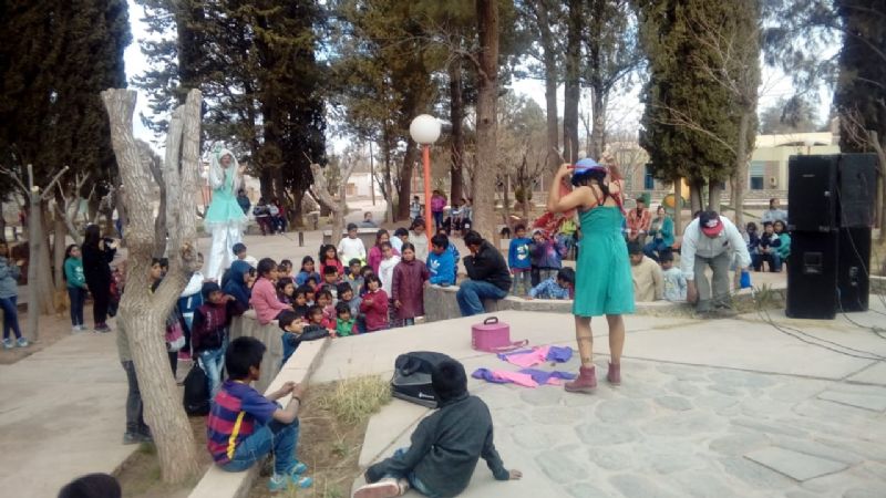 Los niños de Palo Blanco festejaron su día con títeres de Cachalahueca
