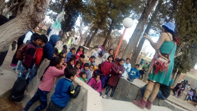Los niños de Palo Blanco festejaron su día con títeres de Cachalahueca