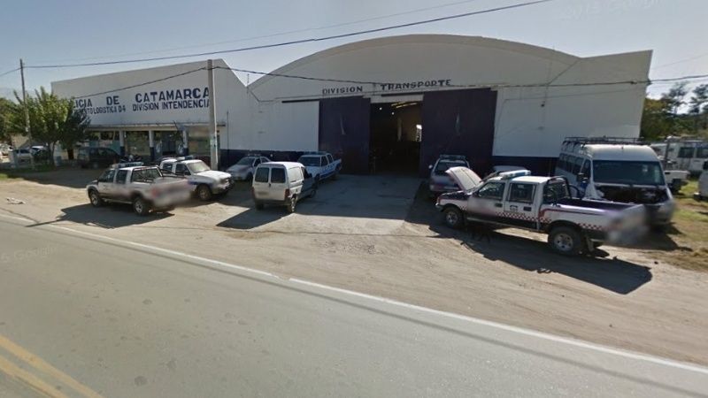 Reparaba un vehículo y se le cayó el motor encima