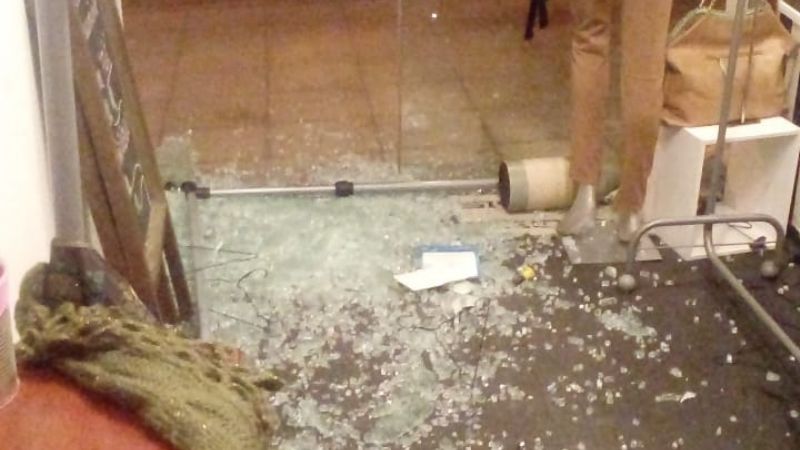 Robaron más de 40 prendas de un local de ropa