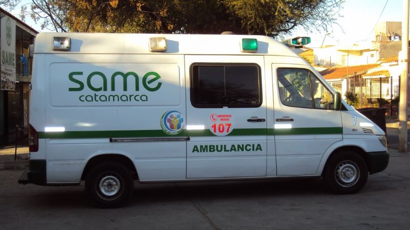 Choque entre un auto y un camión: Tres jóvenes heridos