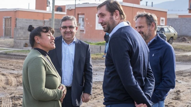 Jalil recorrió el inicio de obra de pavimento junto a funcionario nacional