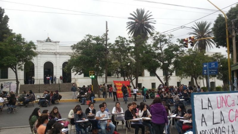 Las universidades del país paralizadas y el Gobierno retiró la oferta del 15%