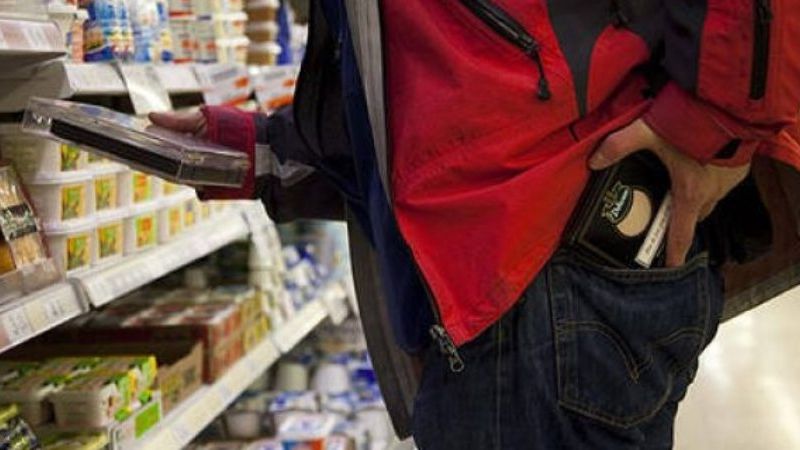 Un hombre y una mujer aprehendidos por robar en un supermercado