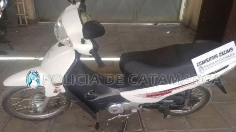 Dos detenidos y una moto robada recuperada