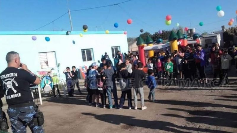 Policías festejan el día del niño en Valle Viejo