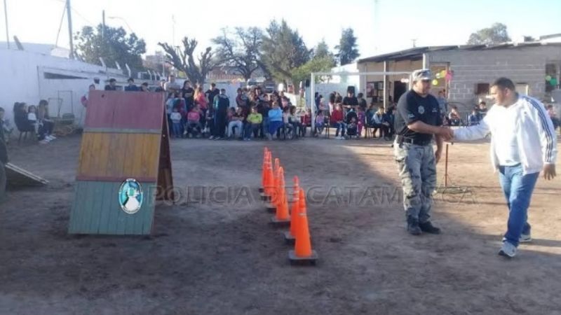 Policías festejan el día del niño en Valle Viejo