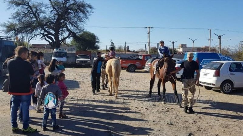 Policías festejan el día del niño en Valle Viejo
