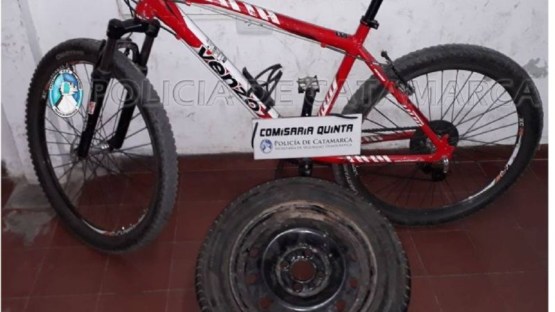 Aprehenden a dos jóvenes, recuperan un neumático y secuestran una bicicleta