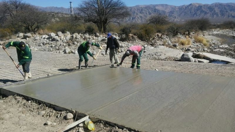 Trabajan en la reconstrucción de un badén
