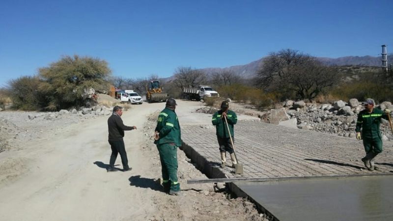 Trabajan en la reconstrucción de un badén