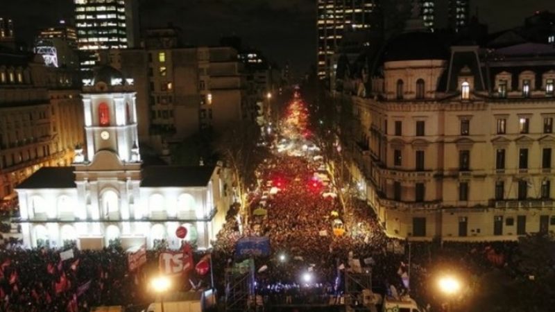 Estudiantes y gremios docentes universitarios marcharon bajo la lluvia