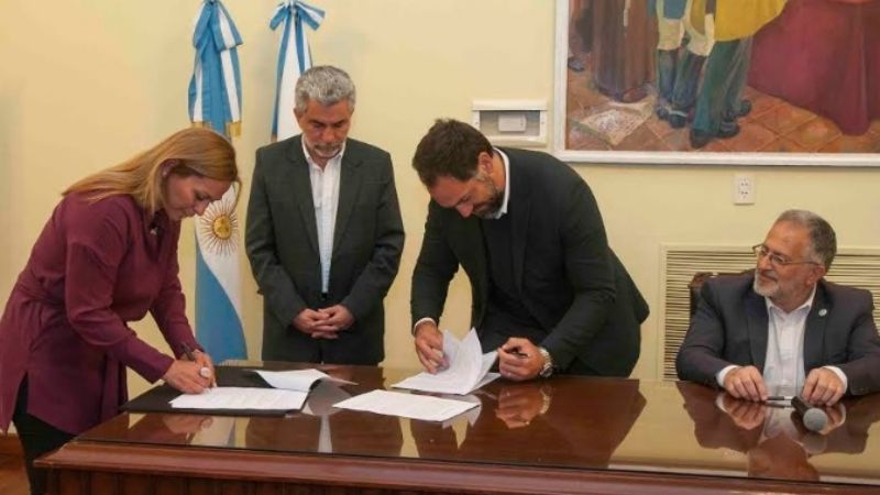 Firma de convenios entre el Ejecutivo y el COFECYT