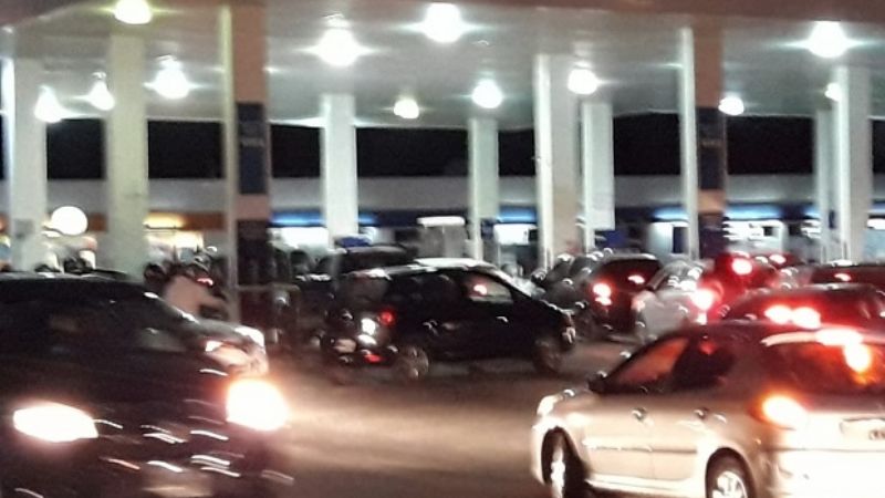 Por incertidumbre, la gente concurre masivamente a cargar combustibe