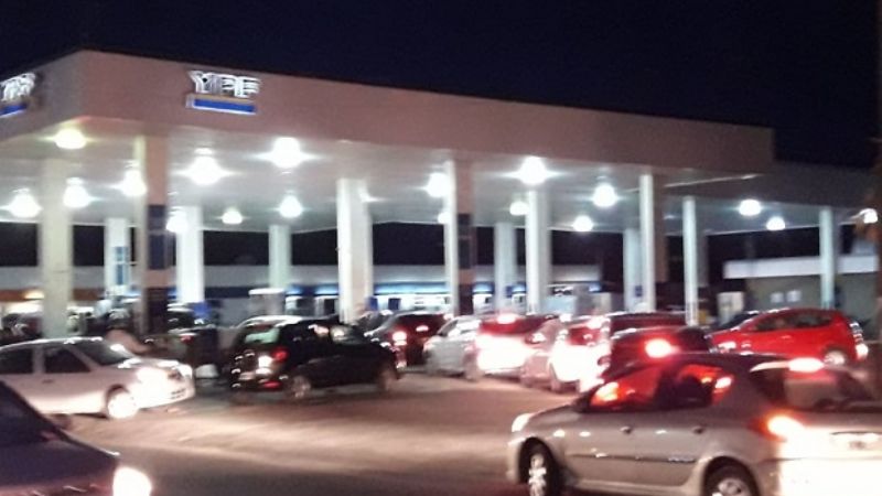 Por incertidumbre, la gente concurre masivamente a cargar combustibe