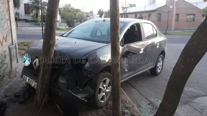 Perdió el control y chocó contra un poste