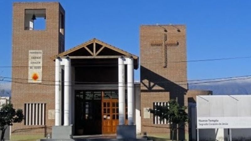 Armó un desastre en una iglesia