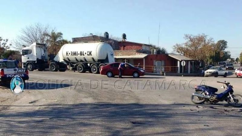 Camión chocó a una moto y un adolescente terminó hospitalizado
